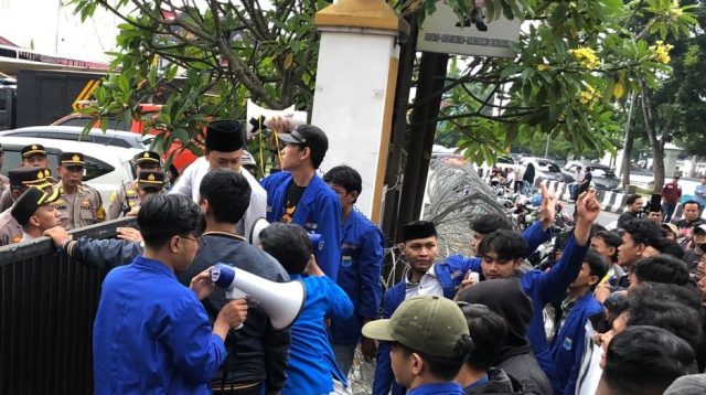 Pergerakan Mahasiswa Islam Indonesia (PMII) Sukabumi unjuk rasa di depan Mapolres Sukabumi Kota pada Kamis (7/11/2024).