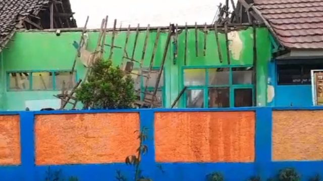 Atap bangunan SDN 1 Tipar di Kampung Cigadog, Desa Kertajaya, Kecamatan Simpenan, Kabupaten Sukabumi, Jawa Barat ambruk pada Sabtu (9/11/2024), sekitar pukul 16.00 WIB.