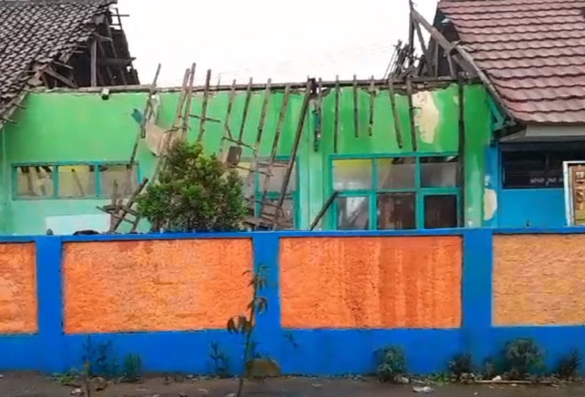 Atap bangunan SDN 1 Tipar di Kampung Cigadog, Desa Kertajaya, Kecamatan Simpenan, Kabupaten Sukabumi, Jawa Barat ambruk pada Sabtu (9/11/2024), sekitar pukul 16.00 WIB.