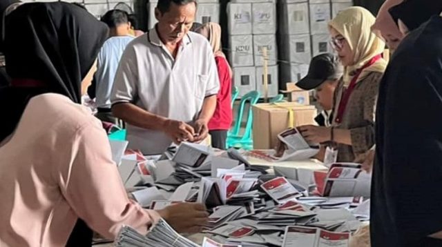 Komisi Pemilihan Umum (KPU) Kabupaten Sukabumi mengerahkan sebanyak 650 petugas sortir dan lipat surat suara untuk Pemilihan Bupati-Wakil Sukabumi dan Pemilihan Gubernur-Wakil Gubernur Jawa Barat 2024.