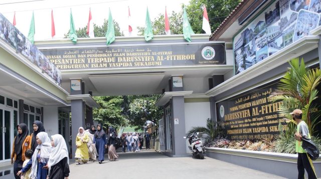 Innalillahi Wa Innailahirojiun, empat santri di Pondok Pesantren Yaspida Kadudampit Kabupaten Sukabumi meninggal dunia pada Rabu (13/11/2024) malam sekitar pukul 21.30 WIB. Empat santri yang diketahui masih duduk di bangku kelas VIII SMP itu meninggal dunia setelah tertimpa dinding kolam yang roboh yang ada di komplek pesantren tersebut.