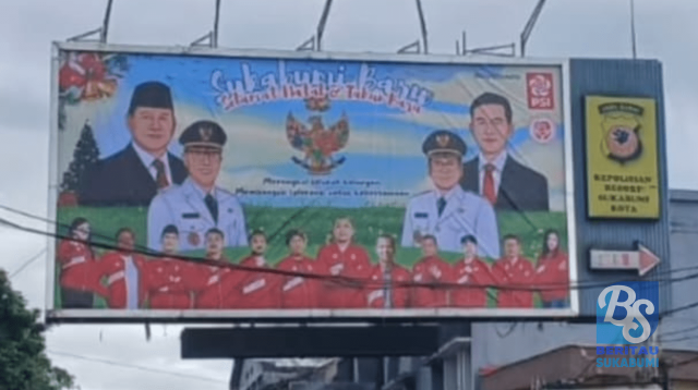 Baliho ucapan selamat Natal dan Tahun Baru 2025 di billboard yang ada di Jalan Perintis Kemerdekaan Kota Sukabumi tepatnya didepan Mapolres Sukabumi Kota Sukabumi menuai sorotan.