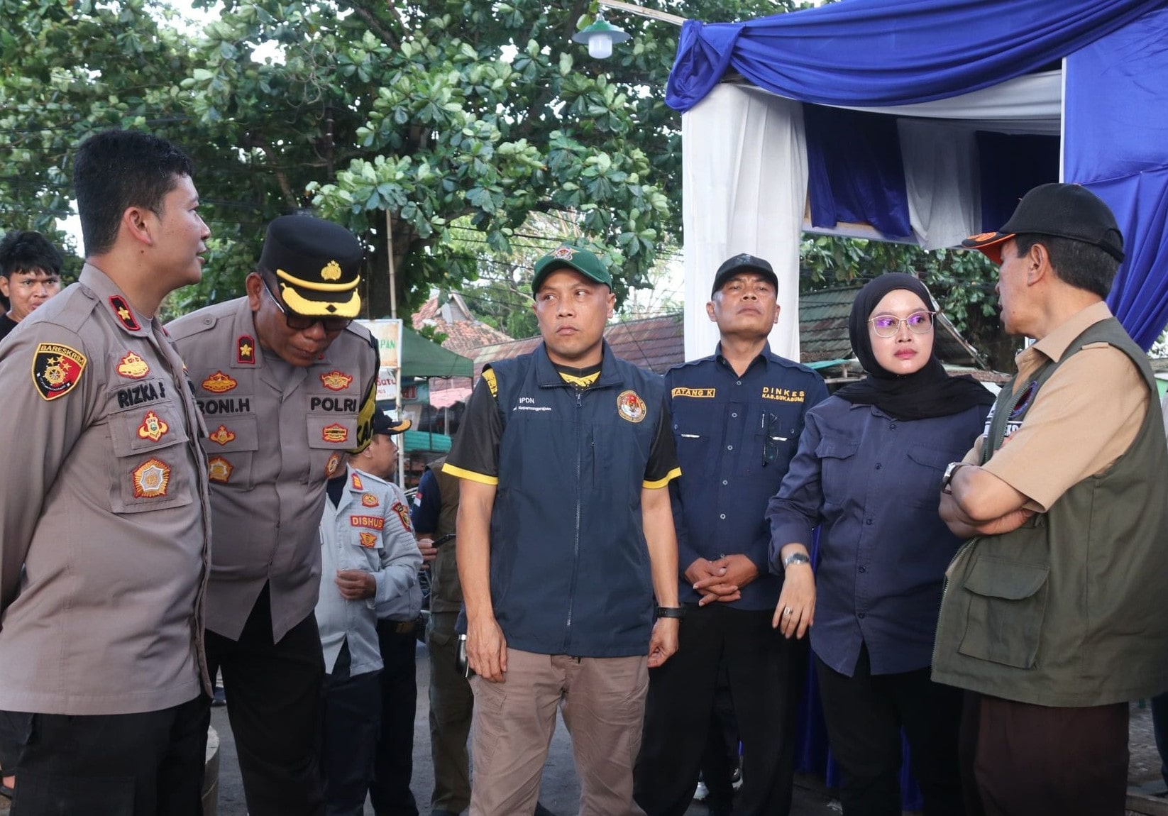 Sekretaris Daerah Kabupaten Sukabumi Ade Suryaman didampingi Wakapolres Sukabumi Kompol Rizka Fadhila memonitoring Pos Pengamanan Natal dan Tahun Baru (Nataru) ke Pos Pam Bale Desa Citepus, Kecamatan Palabuhanratu, Minggu, (22/12/2024).