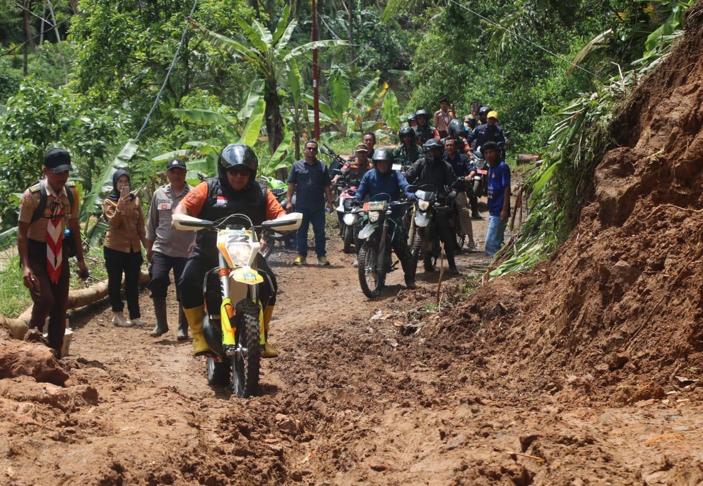Bupati Sukabumi Marwan Hamami didampingi unsur Forkopimda meninjau lokasi bencana di Desa Sirnamekar Kecamatan Tegalbuleud dan Desa Balekambang Kecamatan Kalibunder, Sabtu (21/12/2024).