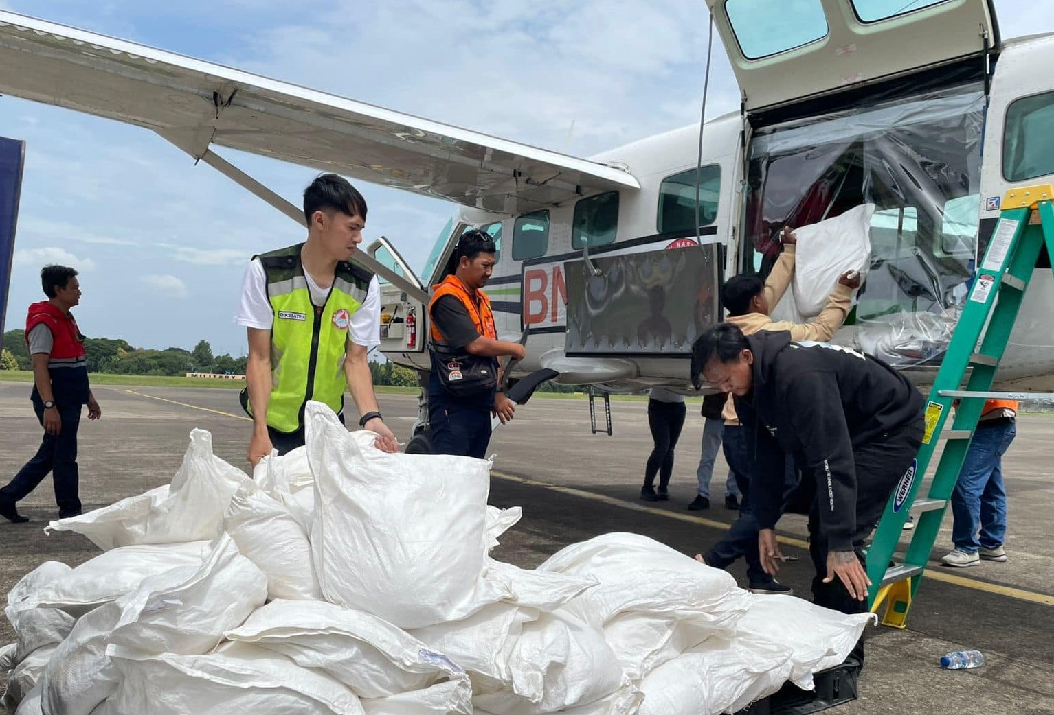 Operasi Modifikasi Cuaca di langit Jawa Barat ini menggunakan pesawat Cessna Caravan 208/208B dengan registrasi pesawat PK-SNP dan PK-SNN.