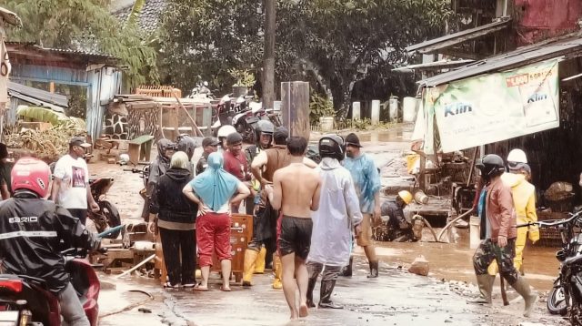 Camat Ciemas, Usep Supelita mengatakan, pasca banjir yang menerjang Kecamatan Ciemas, kelangkaan Bahan Bakar Minyak (BBM) dan jaringan internet belum normal hingga sekarang ini.