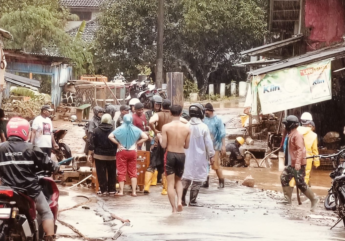 Camat Ciemas, Usep Supelita mengatakan, pasca banjir yang menerjang Kecamatan Ciemas, kelangkaan Bahan Bakar Minyak (BBM) dan jaringan internet belum normal hingga sekarang ini.