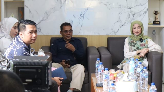 Wakil Ketua Badan Urusan Rumah Tangga (BURT) DPR RI, Desy Ratnasari, yang juga merupakan Anggota Komisi I DPR RI, melakukan kunjungan kerja reses ke Kantor Dinas Komunikasi, Informatika, dan Persandian (Diskominfosan) Kabupaten Sukabumi, Kamis (12/12/2024).