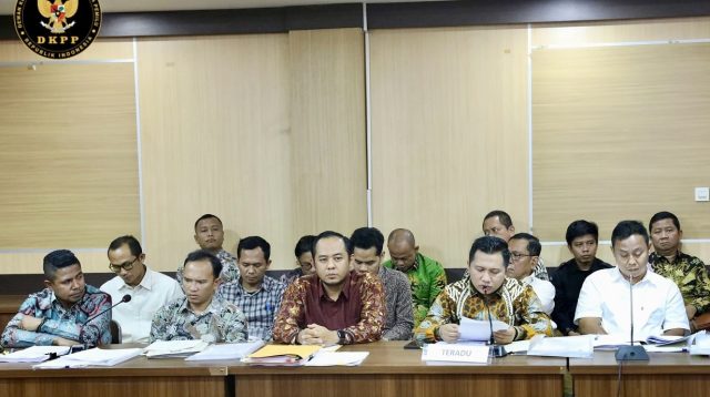 Ketua dan Komisioner KPU Kabupaten Sukabumi menjalani sidang pemeriksaan dugaan pelanggaran kode etik (KEPP) oleh Dewan Kehormatan Penyelenggara Pemilu (DKPP) di Kantor Bawaslu Provinsi Jawa Barat, Kota Bandung, pada Rabu (11/12/2024).