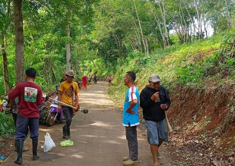 Seluruh warga Desa Girijaya, Kecamatan Warungkiara, Kabupaten Sukabumi turut serta dalam kegiatan gotong royong di Jalan Kabupaten Ubrug Kubang.