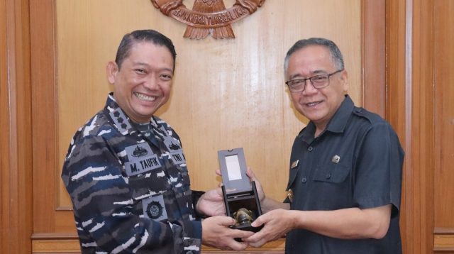 Usai mengikuti masa kampanye dan pelaksanaan pencoblosan Pilkada Kabupaten Sukabumi 2024, Calon Bupati Sukabumi Iyos Somantri kembali menjalankan tugasnya sebagai Wakil Bupati Sukabumi. Untuk diketahui Wakil Bupati Sukabumi Iyos Soemantri sebelumnya sudah mengajukan atau melayangkan surat cuti diluar tanggungan negara untuk mengikuti Pilkada Kabupaten Sukabumi 2024 ke Penjabat Gubernur Jabar.