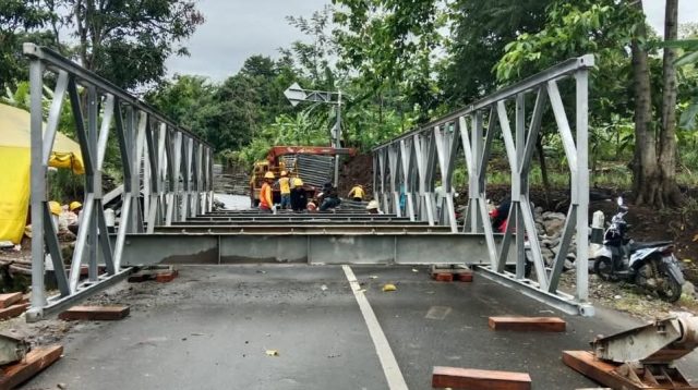 Pembuatan Jembatan Bailey atau jembatan sementara di Cihaur Desa Sangrawayang Kecamatan Simpenan Kabupaten Sukabumi yang sempat terputus akibat diterjang banjir, terus dikebut.