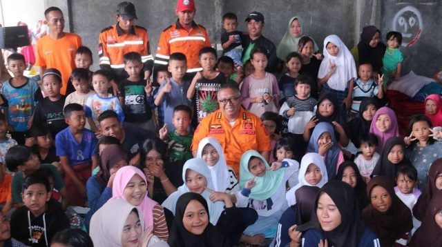 Bupati Sukabumi Marwan Hamami beserta jajaran meninjau lokasi bencana pergerakan tanah di Kampung Gempol, Desa Cikadu, Kecamatan Palabuhanratu, Kabupaten Sukabumi pada Jumat (27/12/2024). Dalam kunjungannya itu Marwan Hamami ingin memastikan bahwa pemerintah telah menyiapkan lahan relokasi untuk para korban di tanah milik pemerintah daerah. Setidaknya ada 109 rumah bagi warga terdampak yang akan direlokasi.