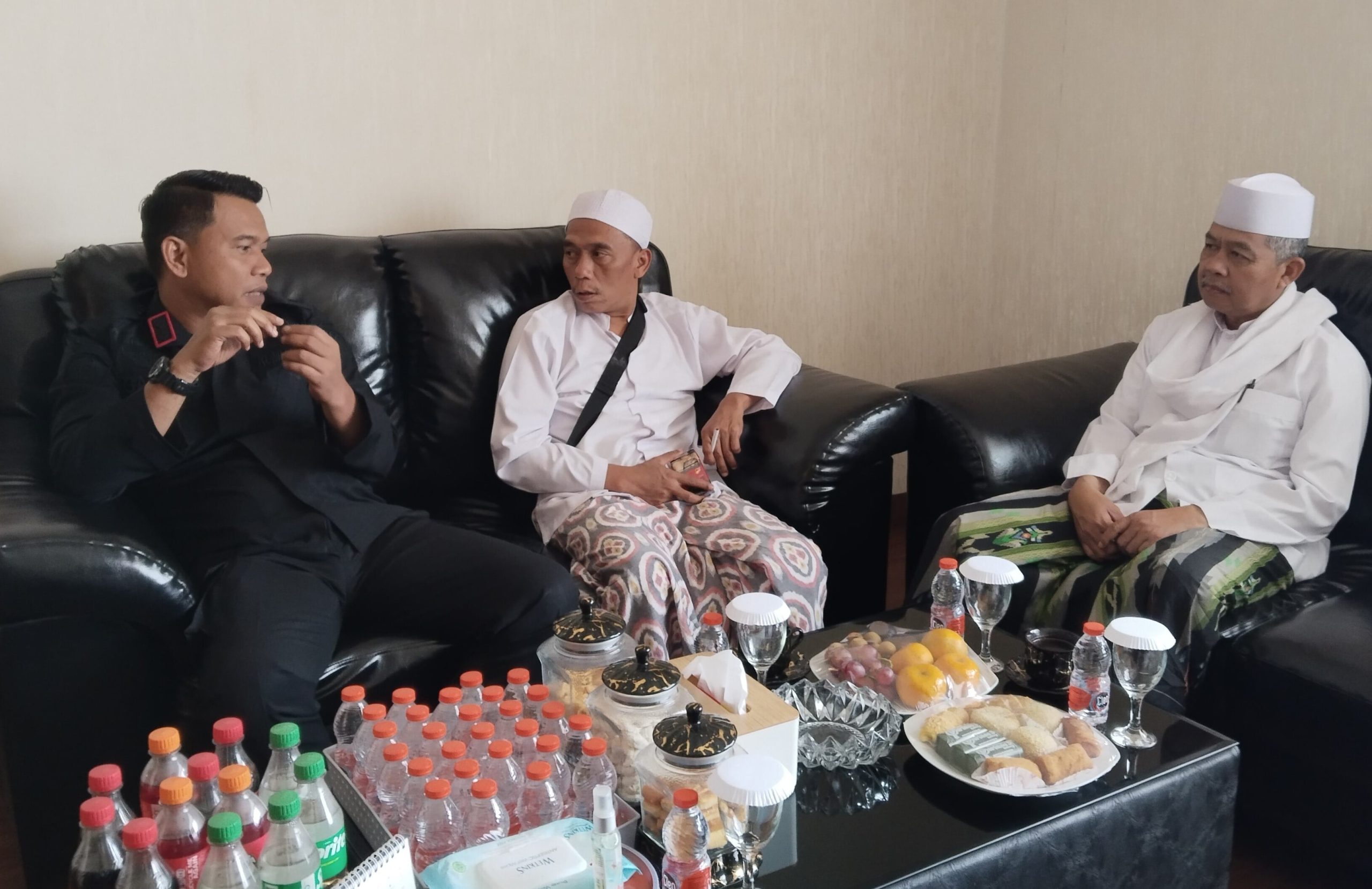 Ketua Umum dan Sekretaris Umum Majelis Ulama Indonesia (MUI) Kabupaten Sukabumi, KH Fatahillah Nadziri dan KH Ujang Hamdun, melakukan kunjungan ke Lapas Kelas IIb yang terletak di Jl. Nyomplong, Kecamatan Warudoyong, Kota Sukabumi