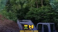 penanganan longsor yang menimbun saluran irigasi Cipanumbangan di Desa Panumbangan, Kecamatan Jampangtengah, Senin (2/12/2024).