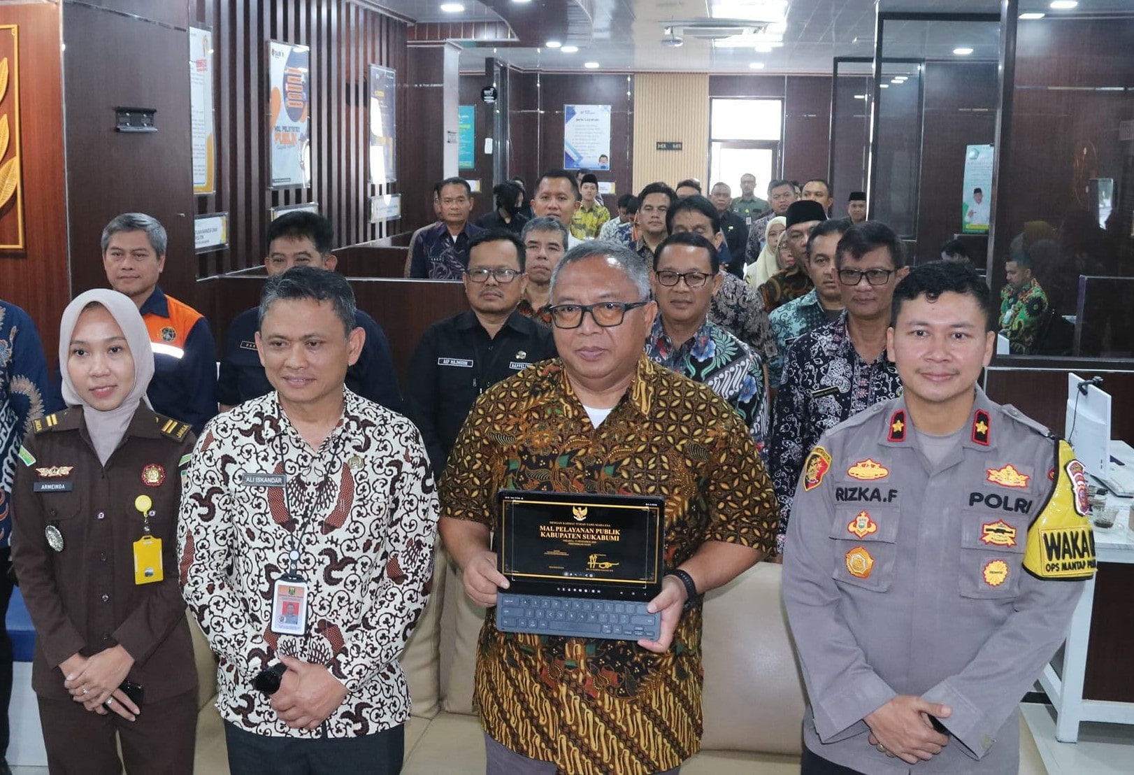 Secara virtual Mal Pelayanan Publik (MPP) DPMPTSP Kabupaten Sukabumi sudah dilaunching langsung Menteri Pendayagunaan Aparatur Negara dan Reformasi Birokrasi (MenPAN-RB) Rini Widyantini, pada Kamis 12 Desember 2024.