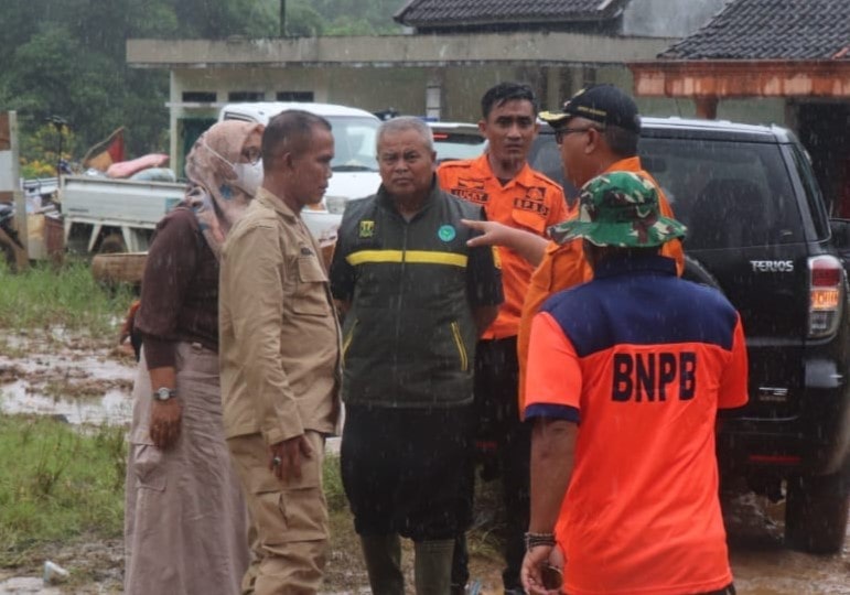 Bupati Sukabumi Marwan Hamami mengatakan, kondisi bencana di sejumlah wilayah Kabupaten Sukabumi ini perlu penanganan secara terintegrasi antara satu wilayah dengan wilayah lain. Oleh karenanya, harus dipantau secara baik.