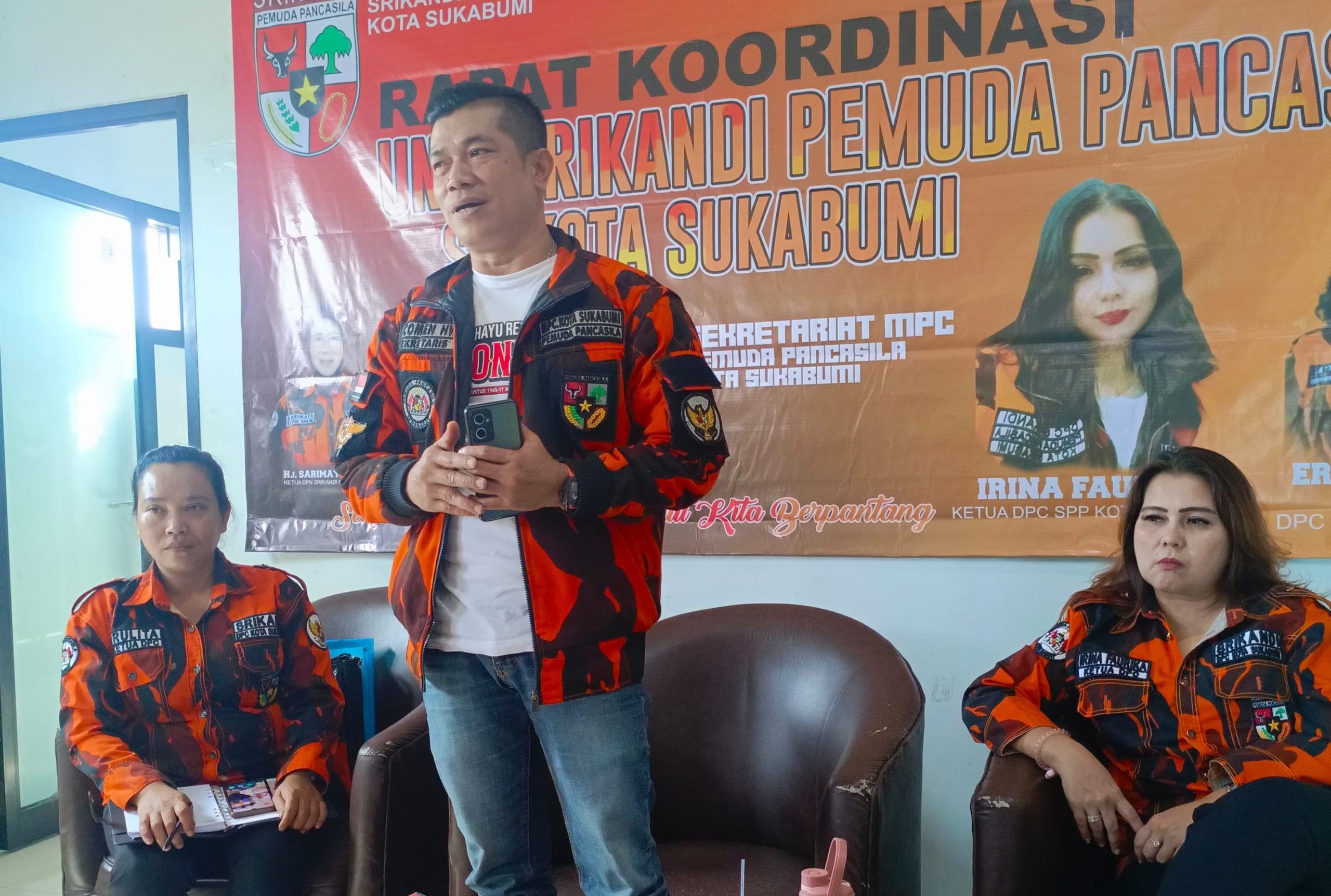 Sekretaris MPC Pemuda Pancasila Kota Sukabumi, Hendi Wiryadi yang membuka secara resmi RAKORCAB Srikandi PP Kota Sukabumi