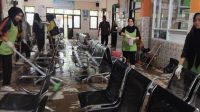 puskesmas palabuhanratu-min “Setiap tahun memang langganan banjir, tetapi tahun ini lebih parah. Kami sudah melaporkan kondisi ini ke pimpinan untuk menentukan apakah Puskesmas ini akan direnovasi atau dipindahkan,”terangnya. Agus menjelaskan akibat banjir tersebut juga merusak dua unit mobil ambulans dan dua mobil pribadi. Namun, alat kesehatan besar berhasil diselamatkan.