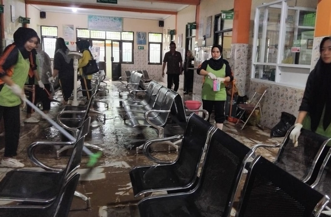 “Setiap tahun memang langganan banjir, tetapi tahun ini lebih parah. Kami sudah melaporkan kondisi ini ke pimpinan untuk menentukan apakah Puskesmas ini akan direnovasi atau dipindahkan,”terangnya. Agus menjelaskan akibat banjir tersebut juga merusak dua unit mobil ambulans dan dua mobil pribadi. Namun, alat kesehatan besar berhasil diselamatkan.