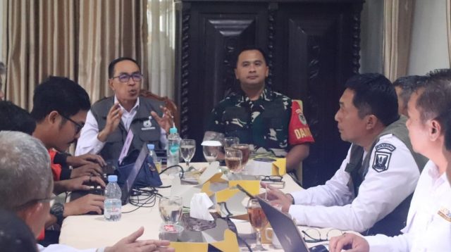 Sekretaris Daerah (Sekda) Kabupaten Sukabumi, Ade Suryaman langsung menggelar rapat koordinasi (Rakor) dadakan guna penanggulangan bencana alam yang terjadi di sejumlah kecamatan di Kabupaten Sukabumi di Pendopo Sukabumi, Rabu (4/12/2024).