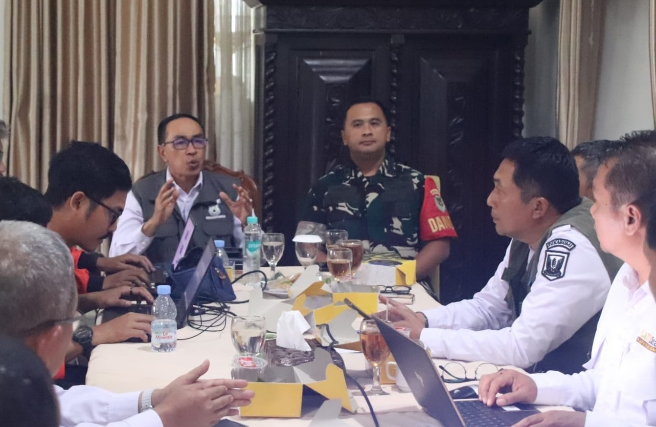 Sekretaris Daerah (Sekda) Kabupaten Sukabumi, Ade Suryaman langsung menggelar rapat koordinasi (Rakor) dadakan guna penanggulangan bencana alam yang terjadi di sejumlah kecamatan di Kabupaten Sukabumi di Pendopo Sukabumi, Rabu (4/12/2024).