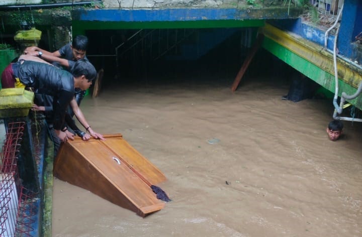 Pesantren Istibroq di Kampung Cisoka, Desa Jayanti, Kecamatan Palabuhanratu, masih menghadapi kesulitan pasca-banjir bandang yang melanda kawasan tersebut.