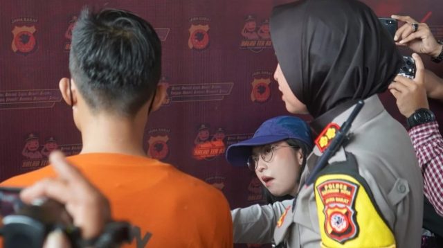 MA (32 tahun) mantan Sekretaris Desa (Sekdes) Cikahuripan, Kecamatan Kadudampit, Kabupaten Sukabumi, Jawa Barat terpaksa harus diamankan Satreskrim Polres Sukabumi Kota. Hal ini setelah MA diduga terlibat dalam tindak pidana korupsi penggunaan Anggaran Dana Desa (ADD) dan Dana Desa (DD) tahun anggaran 2021 hingga 2023.
