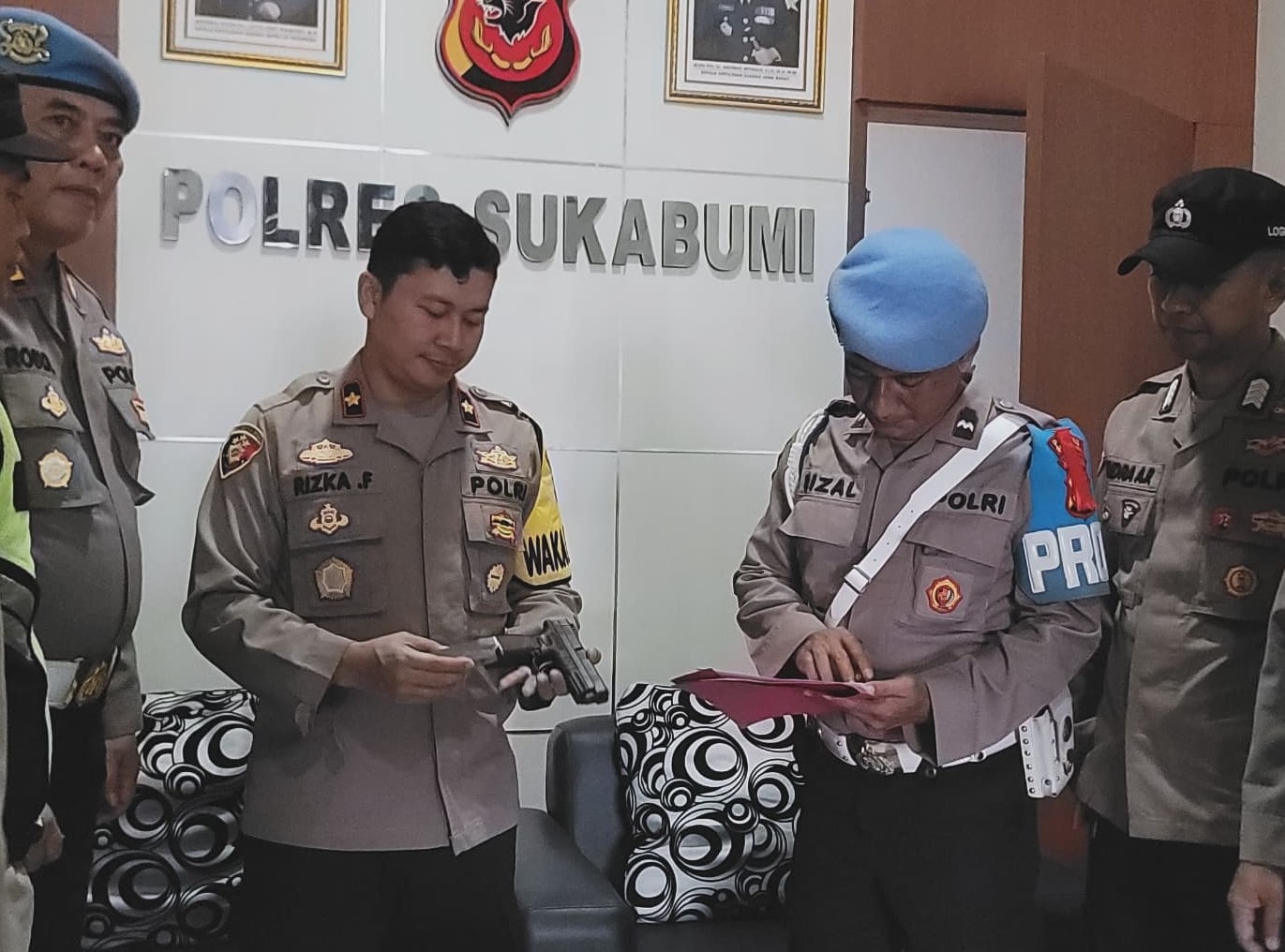 Pemeriksaan dan pengecekan administrasi serta kelayakan senjata api dinas yang dipinjam pakaikan kepada personil Polres Sukabumi dipimpin langsung oleh Wakapolres Sukabumi Kompol Rizka Fadhila.
