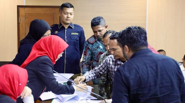 Ketua dan Komisioner Komisi Pemilihan Umum (KPU) Kabupaten Sukabumi menjalani sidang pemeriksaan dugaan pelanggaran kode etik (KEPP) oleh Dewan Kehormatan Penyelenggara Pemilu (DKPP).
