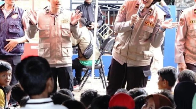 Tim Trauma Healing Polres Sukabumi bersama Tim Psikologi Polda Jawa Barat melaksanakan kegiatan trauma healing untuk masyarakat terdampak bencana tanah longsor di Desa Sukamaju, Kecamatan Cikembar, Kabupaten Sukabumi.