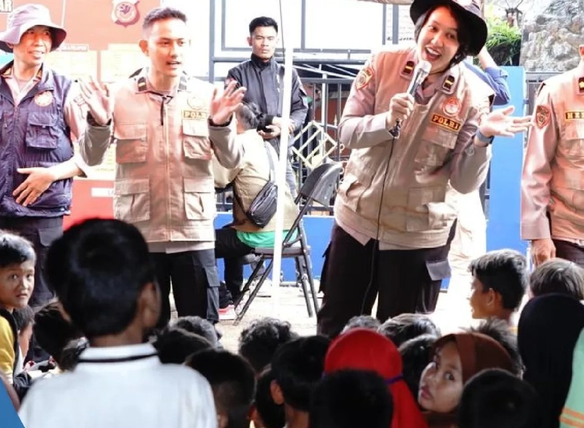 Tim Trauma Healing Polres Sukabumi bersama Tim Psikologi Polda Jawa Barat melaksanakan kegiatan trauma healing untuk masyarakat terdampak bencana tanah longsor di Desa Sukamaju, Kecamatan Cikembar, Kabupaten Sukabumi.