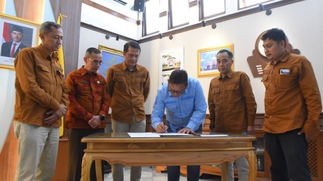 Tahun 2025 besaran kenaikan UMK di Kota Sukabumi diusulan ditetapkan langsung sebesar 6,5 persen. Dengan angka tersebut, UMK Kota Sukabumi diperkirakan naik dari Rp 2.834.398 menjadi Rp 3.018.634. Kepala Dinas Tenaga Kerja (Disnaker) Kota Sukabumi sekaligus Ketua Depeko, Abdul Rahman, mengatakan penetapan UMK tahun 2025 mengacu pada metode perhitungan baru yang telah ditetapkan pemerintah pusat.