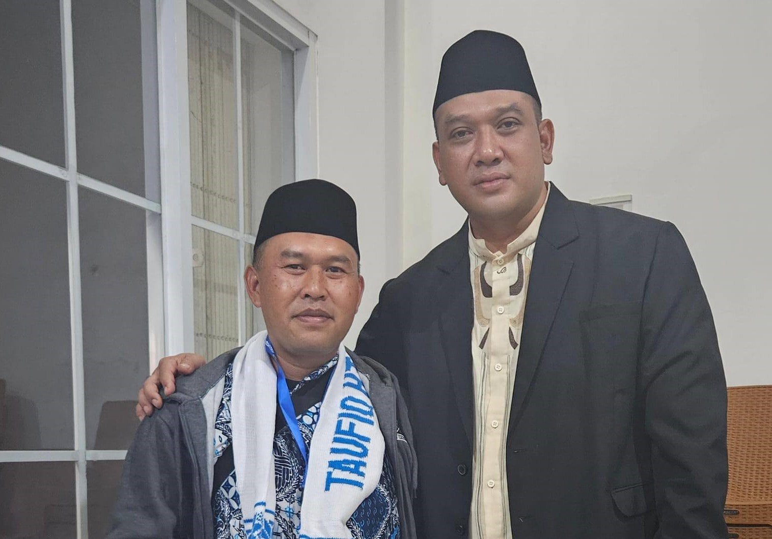 Kepala Badan pendapatan Daerah (Bapenda) Kabupaten Sukabumi Herdy Somantri melepas 10 Jemaah haji Umrah pemenang hadian undian pajak program Gebyar Sipenyu atau Gerakan Sadar Membayar Pajak dan Retribusi melalui Pelayanan Rakyat Terpadu, Minggu (29/12/2024).