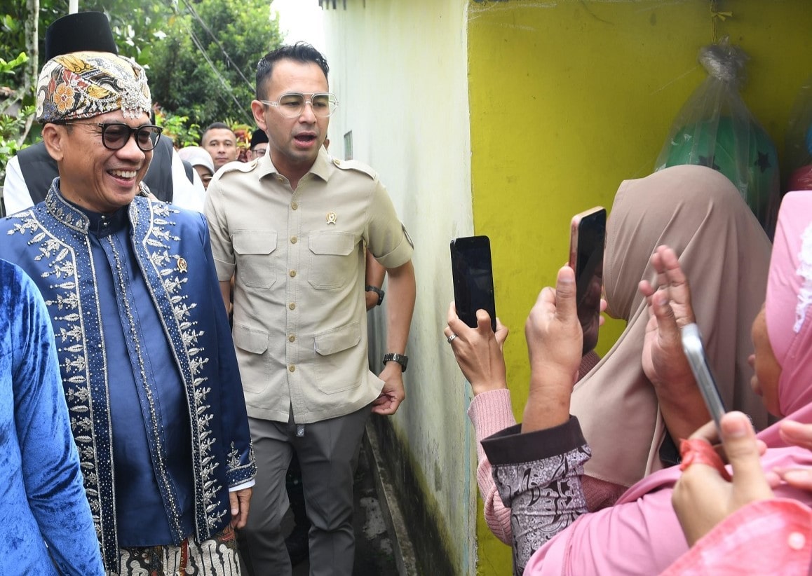 Menteri Desa dan Pembangunan Daerah Tertinggal Yandri Susanto melakukan kunjungan kerja ke Kabupaten Sukabumi, Selasa (24/12/2024). Selama di Kabupaten Sukabumi Yandri bermalam di salah satu rumah warga Nagrak. Yandri di Sukabumi melakukan beberapa agenda kegiatan.