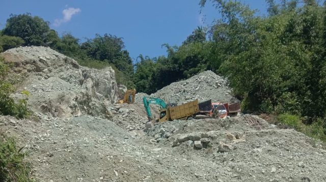 Aktivitas pertambangan Batu Hijau di Kampung Keramat Jaya Desa Kertajaya Kecamatan Cikembar Kabupaten Sukabumi, Jawa Barat diduga ilegal.