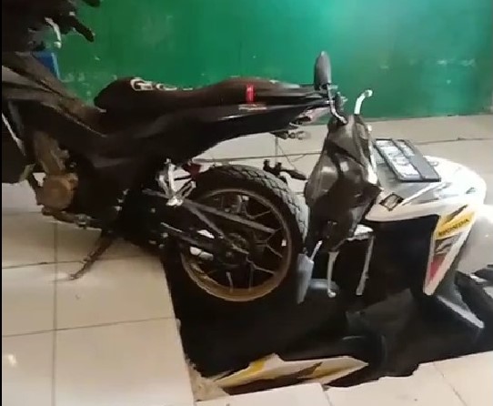 lantai di salah satu ruang kelas sekolah Raudhtul Athfal (RA) Pendidikan Anak Usia Dini (PAUD) milik Yayasan Nurul Quran di Kecamatan Simpenan Kabupaten Sukabumi, Jawa Barat amblas, Senin (6/1/2025).