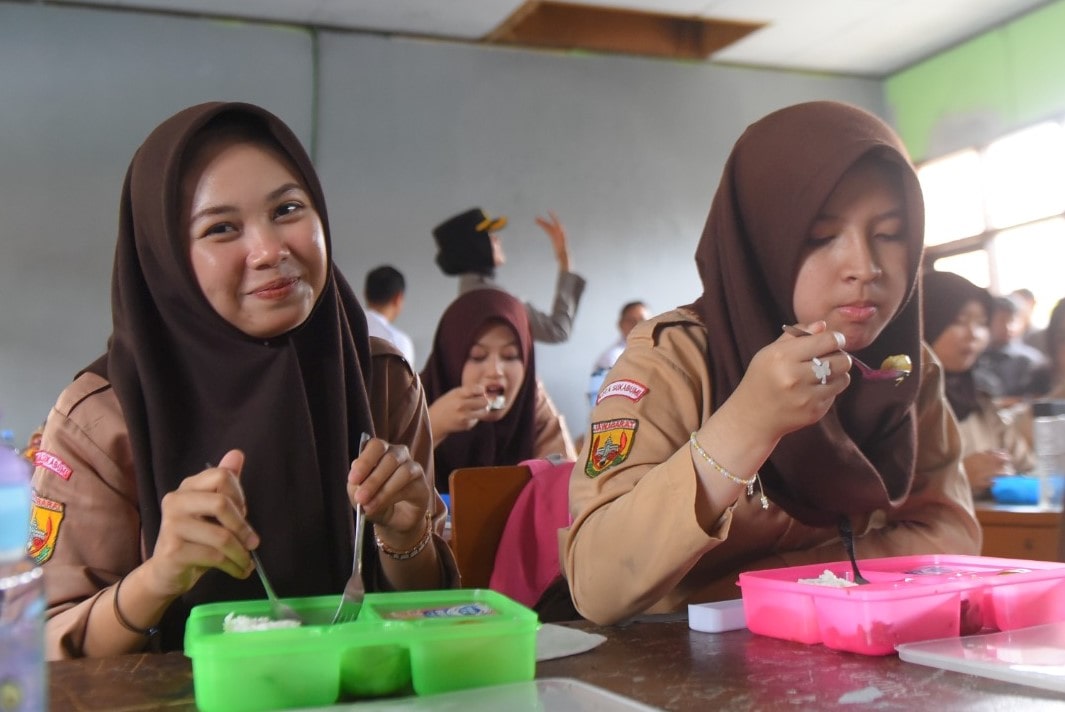 Pemkot Sukabumi menganggarkan Rp 3 miliar untuk mendukung program Makan Bergizi Gratis (MBG) pada 2025 ini. Pj Wali Kota Sukabumi, Kusmana Hartjadi, mengatakan program MBG didukung dapur Satuan Pelayanan Pemenuhan Gizi (SPPG) yang mampu menyediakan 3.000-3.500 porsi per hari.