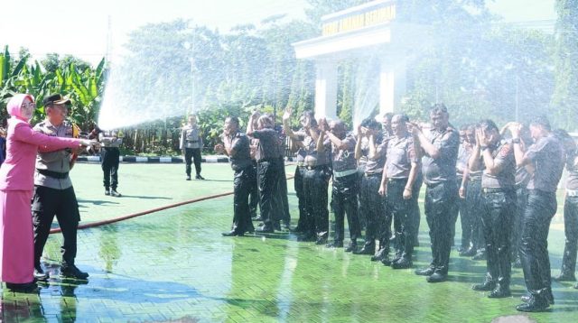 Sebanyak 11 perwira di Polres Sukabumi menerima kenaikan pangkat. 11 perwira terdiri dari 6 perwira dari IPTU ke AKP dan 5 perwira dari IPDA ke IPTU. Sementara itu, 53 bintara yang menerima kenaikan pangkat terdiri dari berbagai jenjang, mulai dari Aipda ke Aiptu hingga Bripda ke Briptu.