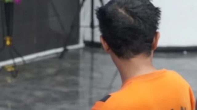 Bejad, seorang pegawai honorer berinisial TS (45 tahun) di salah satu sekolah di Kota Sukabumi tega berbuat keji dengan melakukan pencabulan kepada anak kandungnya sendiri yang kembar, berinisial SRN (8 tahun). Pelaku melakukan perbuatan bejadnya tersebut lebih dari lima kali. Awalnya pelaku melakukan pengancaman kepada korban agar tidak melaporkan perbuatannya bejadnya itu.