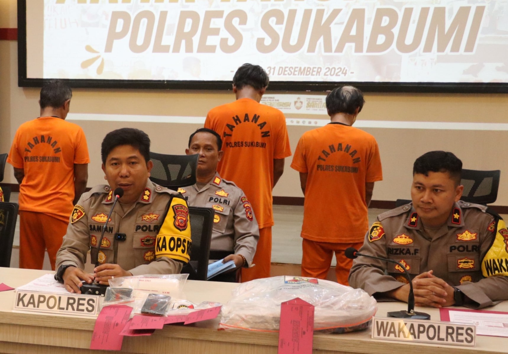 Terungkap, suami pelaku penyiraman air keras yang hendak disiramkan kepada istrinya di Kampung Dukuh Nara, Desa Pawenang, Kecamatan Nagrak, Kabupaten Sukabumi, membeli air keras tersebut lewat daring atau online.