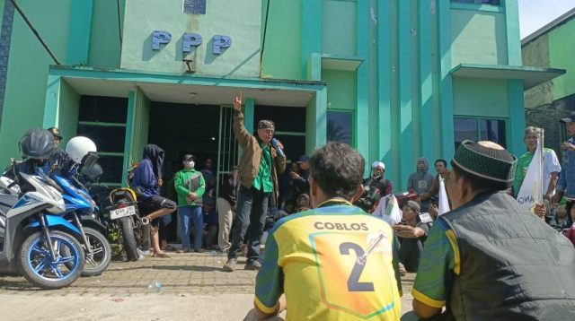 beritausukabumi.om-Sedikitnya 200 lebih pengunjuk rasa dari 39 Pimpinan Anak Cabang (PAC), pengurus ranting kader dan simpatisan Partai Persatuan Pembangunan (PPP) Kabupaten Sukabumi melakukan aksi unjuk rasa di Kantor DPC PPP Kabupaten Sukabumi, Jumat (3/1/2025). Unjuk rasa ini dilakukan untuk menuntut Ketua DPC PPP Kabupaten Sukabumi, Dedi Damhudi mundur dari jabatannya sebagai Ketua DPC PPP Kabupaten Sukabumi Periode 2022-2027.