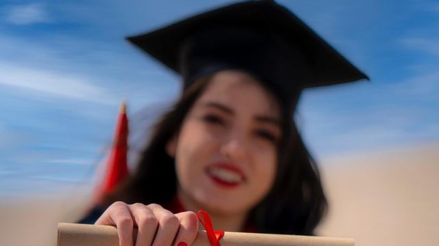 Berdasarkan "Profil Suku dan Keragaman Bahasa Daerah Hasil Long Form Sensus Penduduk 2020" yang dipublikasikan oleh Badan Pusat Statistik, ternyata suku dengan persentase sarjana terbanyak berasal dari Batak, Sumatera Utara.