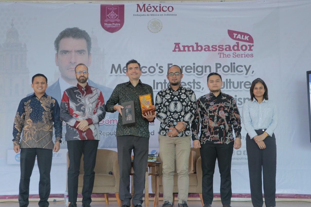 Universitas Nusa Putra kembali menyelenggarakan program Ambassador Talk the Series yang menghadirkan Kuasa Usaha Ad Interim Meksiko di Indonesia, H.E. Alonso Martín Gómez Favila, sebagai narasumber utama.