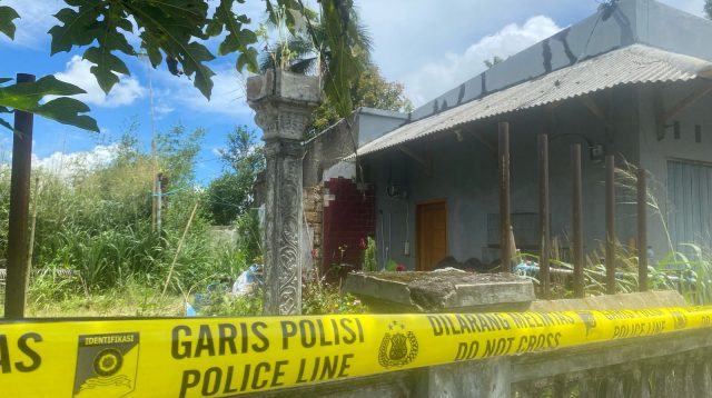 Diduga kuat karena berebut harta warisan, HG (55 tahun) warga asal Jalan Kaswari, Kecamatan Bayangkara, Kota Sukabumi harus meregang nyawa setelah dibacok oleh adik tirinya sendiri berinisial P (53 tahun )pada Sabtu (22/2/2025) pagi.