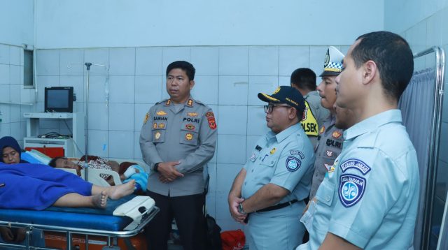 Para korban kecelakaan maut yang terjadi di Tanjakan Cijarian, Kecamatan Bantar Gadung, Kabupaten Sukabumi, mendapat kunjungan Kapolres Sukabumi, AKBP Samian dan rombongan pada Sabtu (8/2/2025) malam.