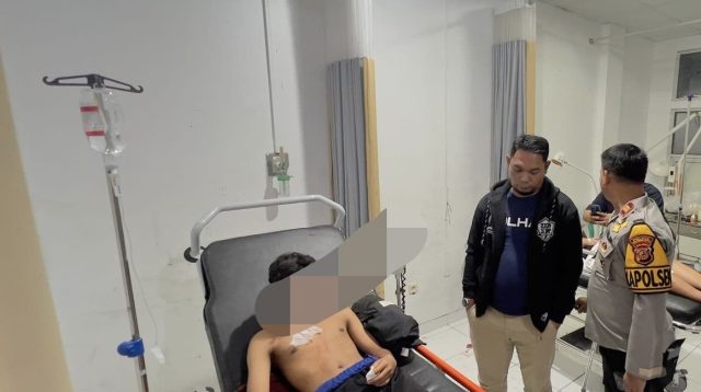 Duel gladiator antar pelajar kembali terjadi di Sukabumi. Baru-baru ini, dua pelajar Sekolah Menengah Pertama (SMP) dari wilayah Kecamatan Sukabumi, terlibat duel dengan pelajar dari salah satu SMP di wilayah Kecamatan Cisaat. Bahkan, salah satu pelajar mengalami luka tusuk senjata tajam hingga nyaris menusuk paru-paru.