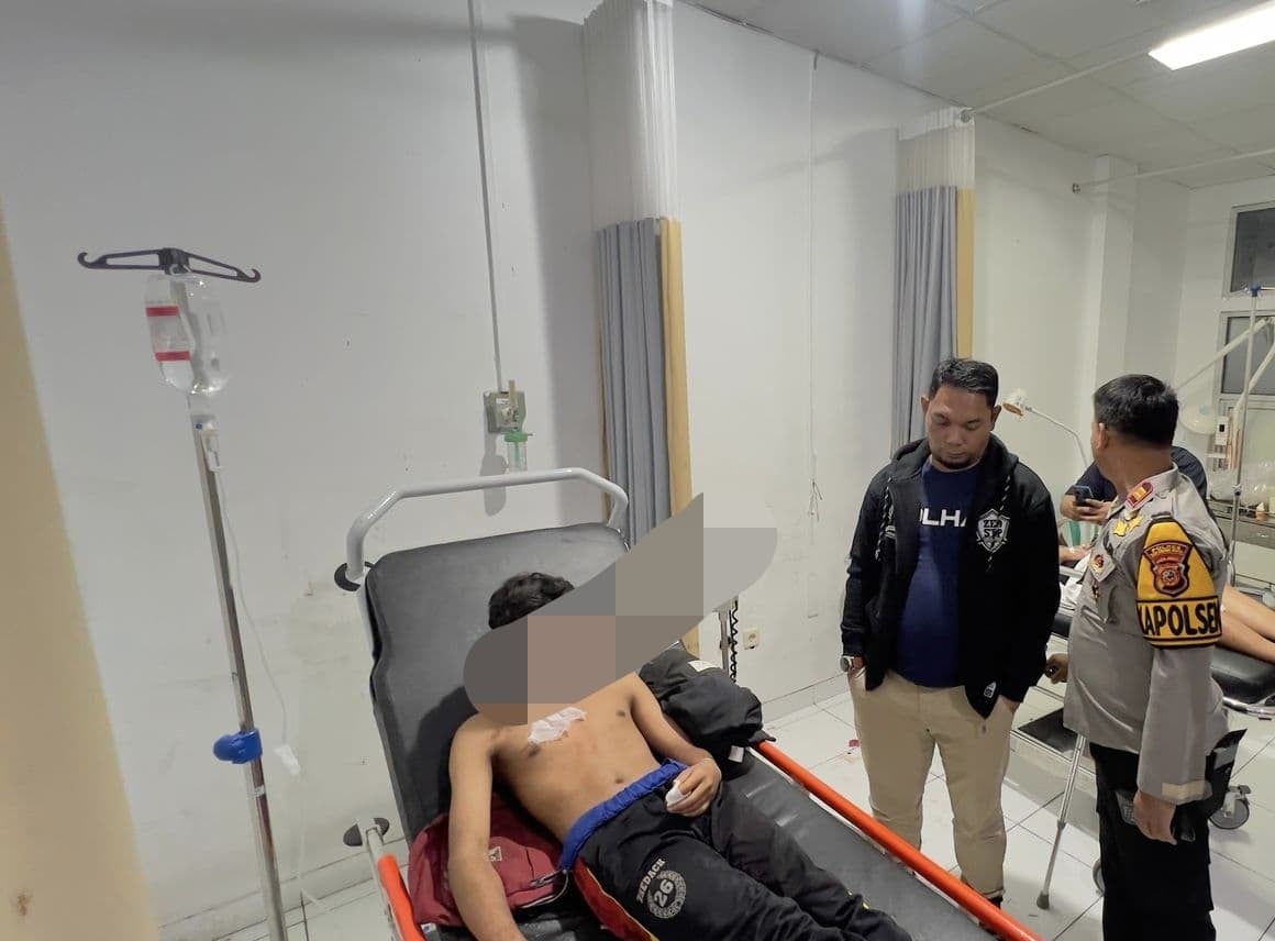 Duel gladiator antar pelajar kembali terjadi di Sukabumi. Baru-baru ini, dua pelajar Sekolah Menengah Pertama (SMP) dari wilayah Kecamatan Sukabumi, terlibat duel dengan pelajar dari salah satu SMP di wilayah Kecamatan Cisaat. Bahkan, salah satu pelajar mengalami luka tusuk senjata tajam hingga nyaris menusuk paru-paru.