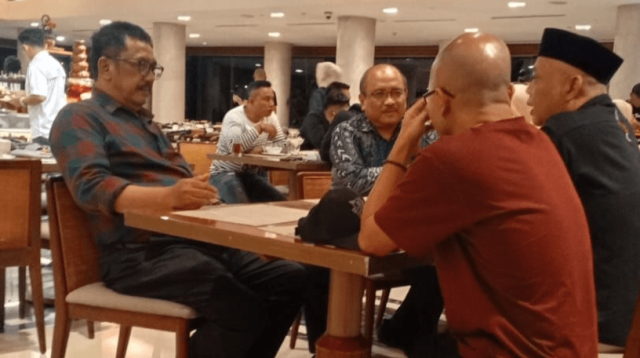 Almarhum Dedi Damhudi (kedua dari kanan) saat berbincang dengan Bupati Asep Japar (istimewa)