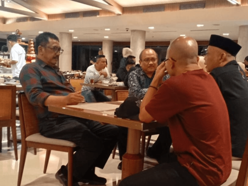 Almarhum Dedi Damhudi (kedua dari kanan) saat berbincang dengan Bupati Asep Japar (istimewa)
